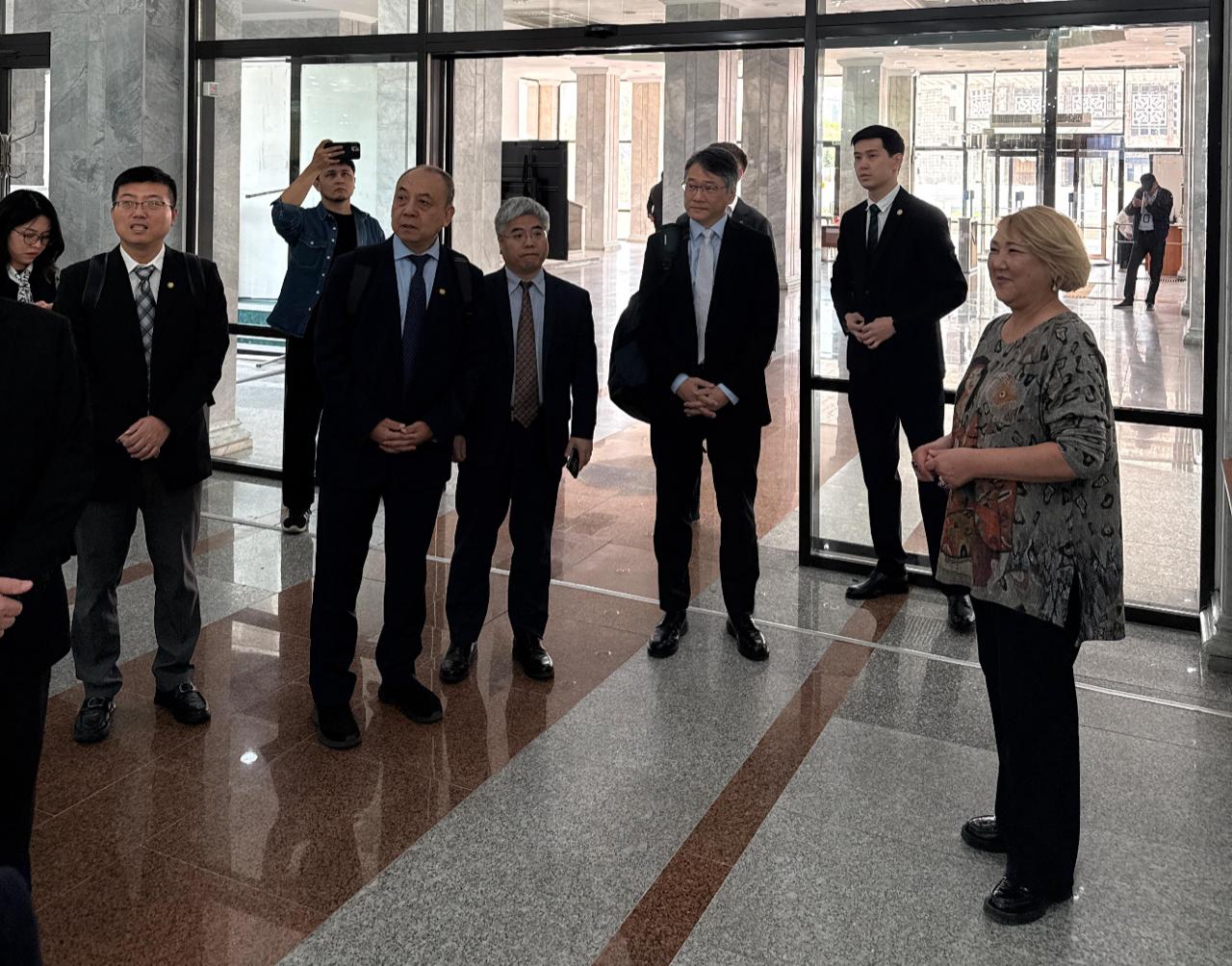 Делегация Гонконгского Университета Науки и Технологий посетила музей КазНУ